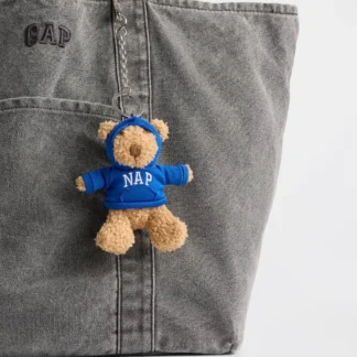 # **GAP BRANNAN BEAR NAP HOODIE BAG CHARM** ## DESCRIPCIÓN CORTA El **GAP Brannan Bear Nap Hoodie Bag Charm** es un adorable accesorio protagonizado por el icónico osito Brannan, vestido con un mini polerón con capucha. Su diseño tierno y relajado aporta un toque divertido a carteras, bolsos y mochilas, perfecto para quienes aman los accesorios originales con el sello casual de GAP. ## COPY PARA INSTAGRAM / REEL **POV: tu cartera acaba de adoptar un osito. 🧸💤** El Brannan Bear de GAP llega en versión charm con su mini hoodie, listo para acompañarte a todas partes. 🧸 El icónico osito Brannan 💤 Diseño inspirado en una siesta ✨ Mini hoodie con capucha 👜 Perfecto para personalizar tu cartera o mochila Es pequeño, adorable y tiene toda la personalidad para convertirse en tu accesorio favorito. 🤎 ## DESCRIPCIÓN LARGA SEO El **GAP Brannan Bear Nap Hoodie Bag Charm** es un accesorio decorativo inspirado en el emblemático osito Brannan de GAP. Su diseño presenta al pequeño oso con un polerón con capucha de estilo relajado, inspirado en la comodidad de una siesta. Este detalle le aporta una estética tierna y casual, ideal para quienes buscan accesorios diferentes y llenos de personalidad. Puedes utilizarlo para personalizar carteras, bolsos y mochilas, añadiendo un detalle original a tus looks cotidianos. También es una excelente alternativa de regalo para los amantes de GAP y de los accesorios con diseños adorables. Incorpora el estilo relajado de **GAP** a tus accesorios con esta versión del clásico Brannan Bear, disponible en Trendstore Chile según disponibilidad de stock. ## CARACTERÍSTICAS - Marca: **GAP** - Modelo: **Brannan Bear Nap Hoodie Bag Charm** - Diseño inspirado en el osito Brannan. - Osito con mini polerón con capucha. - Estilo tierno y casual. - Accesorio decorativo para carteras, bolsos y mochilas. - Ideal para personalizar accesorios o regalar. ## MATERIALES / COMPOSICIÓN No especificados en la información proporcionada. ## MEDIDAS No especificadas en la información proporcionada. ## COLOR No especificado en la información proporcionada. ## MODELO / PRODUCT NUMBER **Brannan Bear Nap Hoodie Bag Charm** Número de producto no especificado en la información proporcionada. ## PÚBLICO Unisex. ## DISPONIBILIDAD Disponible en **Trendstore Chile**, según disponibilidad de stock. ## SEO PARA IMÁGENES 1. GAP Brannan Bear Nap Hoodie Bag Charm 2. charm osito GAP con hoodie 3. GAP Brannan Bear accesorio para cartera 4. osito GAP con polerón con capucha 5. charm GAP para bolso y mochila 6. GAP Bear Bag Charm original 7. accesorio decorativo GAP osito 8. Brannan Bear Nap Hoodie 9. charm osito GAP original Chile 10. accesorio GAP Trendstore Chile ## PALABRAS CLAVE SEO GAP Brannan Bear, Brannan Bear Nap Hoodie Bag Charm, charm GAP, osito GAP, charm osito con hoodie, accesorio GAP para cartera, GAP Bear Charm, llavero osito GAP, charm para mochila, accesorio GAP original, Trendstore Chile. ## META DESCRIPTION Dale personalidad a tu cartera con el GAP Brannan Bear Nap Hoodie Bag Charm. El adorable osito Brannan con mini hoodie es ideal para bolsos y mochilas.