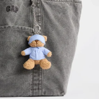 # **GAP BRANNAN BEAR SCARF BAG CHARM** ## DESCRIPCIÓN CORTA El **GAP Brannan Bear Scarf Bag Charm** es un adorable accesorio inspirado en el icónico osito Brannan de GAP. Su diseño con una pequeña bufanda aporta un toque acogedor y original, perfecto para personalizar carteras, bolsos y mochilas con el estilo casual y auténtico de la marca. ## COPY PARA INSTAGRAM / REEL **Un osito, una bufandita y demasiado encanto. 🧸✨** El Brannan Bear de GAP llega en versión charm para acompañar tus carteras y mochilas favoritas. 🧸 El icónico osito Brannan 🧣 Detalle de bufanda ✨ Estilo GAP 👜 Ideal para personalizar tus accesorios Un pequeño detalle que transforma cualquier bolso y le da ese toque divertido que nos encanta. 🤎 ## DESCRIPCIÓN LARGA SEO El **GAP Brannan Bear Scarf Bag Charm** es un accesorio decorativo inspirado en el emblemático osito Brannan, uno de los personajes más reconocibles de GAP. Su diseño incorpora al osito acompañado de una bufanda, creando una estética tierna y acogedora que combina con el estilo casual característico de la marca. Este charm es ideal para darle personalidad a tus accesorios favoritos. Puedes colocarlo en una cartera, bolso o mochila para añadir un detalle original y distintivo a tus looks cotidianos. Gracias a su diseño inspirado en el universo GAP, también es una excelente alternativa para regalar a quienes disfrutan de los accesorios originales y de los pequeños detalles que hacen especial un outfit. Encuentra accesorios con estilo en **Trendstore Chile**. ## CARACTERÍSTICAS - Marca: **GAP** - Modelo: **Brannan Bear Scarf Bag Charm** - Diseño del icónico osito Brannan. - Detalle decorativo de bufanda. - Estilo casual y acogedor. - Accesorio para carteras, bolsos y mochilas. - Ideal para personalizar tus accesorios. - Opción de regalo para fanáticos de GAP. ## MATERIALES / COMPOSICIÓN No especificados en la información proporcionada. ## MEDIDAS No especificadas en la información proporcionada. ## COLOR No especificado en la información proporcionada. ## MODELO **Brannan Bear Scarf Bag Charm** ## PÚBLICO Unisex. ## DISPONIBILIDAD Disponible en **Trendstore Chile**, según disponibilidad de stock. ## SEO PARA IMÁGENES 1. GAP Brannan Bear Scarf Bag Charm 2. charm osito GAP con bufanda 3. GAP Brannan Bear accesorio para cartera 4. llavero osito GAP Brannan Bear 5. charm GAP para mochila 6. accesorio GAP osito con bufanda 7. GAP Bear Bag Charm original 8. accesorio decorativo GAP para bolso 9. Brannan Bear Scarf Charm Chile 10. accesorio GAP original Trendstore Chile ## PALABRAS CLAVE SEO GAP Brannan Bear, Brannan Bear Scarf Bag Charm, charm GAP, osito GAP con bufanda, llavero osito GAP, accesorio GAP para cartera, charm para mochila, GAP Bear Charm, accesorio GAP original, Trendstore Chile. ## META DESCRIPTION Dale un toque especial a tus accesorios con el GAP Brannan Bear Scarf Bag Charm. El adorable osito Brannan con bufanda es ideal para carteras, bolsos y mochilas.