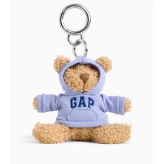 # **GAP BRANNAN BEAR HOODIE BAG CHARM** ## DESCRIPCIÓN CORTA El **GAP Brannan Bear Hoodie Bag Charm** es un tierno accesorio protagonizado por el icónico osito Brannan, vestido con un polerón con capucha y el logo GAP bordado en el frente. Ideal para personalizar carteras, bolsos y mochilas con un toque divertido, juvenil y auténtico. ## COPY PARA INSTAGRAM / REEL **El osito más adorable ahora también acompaña tu cartera. 🧸💙** El Brannan Bear de GAP viene vestido con su mini hoodie y ese logo que reconocemos al instante. 🧸 El clásico osito Brannan 💙 Mini polerón con capucha ✨ Logo GAP 👜 Perfecto para personalizar tu cartera o mochila Porque los detalles hacen la diferencia y este es demasiado lindo para pasar desapercibido. 💙 ## DESCRIPCIÓN LARGA SEO El **GAP Brannan Bear Hoodie Bag Charm** es un accesorio decorativo inspirado en el emblemático osito Brannan de GAP. Su diseño presenta un pequeño oso de textura suave y rizada, vestido con un polerón con capucha en tono celeste y el logo GAP en el pecho. Su estilo combina el espíritu casual y juvenil de la marca con un detalle original que permite darle personalidad a tus accesorios favoritos. Puedes utilizarlo para decorar carteras, bolsos o mochilas, añadiendo un toque divertido a cualquier look. Este charm es una alternativa ideal para quienes aman los accesorios con diseños originales y los detalles inspirados en la moda casual. También puede ser una excelente opción de regalo para los fanáticos de GAP y de su icónico osito. Encuentra accesorios con estilo en **Trendstore Chile**. ## CARACTERÍSTICAS - Marca: **GAP** - Modelo: **Brannan Bear Hoodie Bag Charm** - Diseño de osito Brannan. - Osito con textura rizada. - Mini polerón con capucha. - Logo GAP en el frente del polerón. - Accesorio decorativo para carteras, bolsos y mochilas. - Estilo casual y juvenil. ## MATERIALES / COMPOSICIÓN No especificados en la información proporcionada. ## MEDIDAS No especificadas en la información proporcionada. ## COLOR - Osito en tono beige. - Polerón celeste. - Detalles en azul. ## MODELO **Brannan Bear Hoodie Bag Charm** ## PÚBLICO Unisex. ## DISPONIBILIDAD Disponible en **Trendstore Chile**, según disponibilidad de stock. ## SEO PARA IMÁGENES 1. GAP Brannan Bear Hoodie Bag Charm 2. charm osito GAP Brannan Bear 3. accesorio GAP osito con polerón 4. GAP Bear Bag Charm original 5. osito GAP para cartera 6. charm GAP para mochila 7. accesorio decorativo GAP oso 8. GAP Brannan Bear celeste 9. llavero osito GAP con hoodie 10. accesorio GAP original Trendstore Chile ## PALABRAS CLAVE SEO GAP Brannan Bear, Brannan Bear Hoodie Bag Charm, charm GAP, osito GAP, llavero GAP osito, accesorio GAP para cartera, charm para mochila, GAP Bear Charm, accesorio GAP original, Trendstore Chile. ## META DESCRIPTION Dale personalidad a tus accesorios con el GAP Brannan Bear Hoodie Bag Charm. El icónico osito con mini polerón es ideal para carteras, bolsos y mochilas.