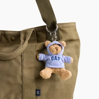 # **GAP BRANNAN BEAR HOODIE BAG CHARM** ## DESCRIPCIÓN CORTA El **GAP Brannan Bear Hoodie Bag Charm** es un tierno accesorio protagonizado por el icónico osito Brannan, vestido con un polerón con capucha y el logo GAP bordado en el frente. Ideal para personalizar carteras, bolsos y mochilas con un toque divertido, juvenil y auténtico. ## COPY PARA INSTAGRAM / REEL **El osito más adorable ahora también acompaña tu cartera. 🧸💙** El Brannan Bear de GAP viene vestido con su mini hoodie y ese logo que reconocemos al instante. 🧸 El clásico osito Brannan 💙 Mini polerón con capucha ✨ Logo GAP 👜 Perfecto para personalizar tu cartera o mochila Porque los detalles hacen la diferencia y este es demasiado lindo para pasar desapercibido. 💙 ## DESCRIPCIÓN LARGA SEO El **GAP Brannan Bear Hoodie Bag Charm** es un accesorio decorativo inspirado en el emblemático osito Brannan de GAP. Su diseño presenta un pequeño oso de textura suave y rizada, vestido con un polerón con capucha en tono celeste y el logo GAP en el pecho. Su estilo combina el espíritu casual y juvenil de la marca con un detalle original que permite darle personalidad a tus accesorios favoritos. Puedes utilizarlo para decorar carteras, bolsos o mochilas, añadiendo un toque divertido a cualquier look. Este charm es una alternativa ideal para quienes aman los accesorios con diseños originales y los detalles inspirados en la moda casual. También puede ser una excelente opción de regalo para los fanáticos de GAP y de su icónico osito. Encuentra accesorios con estilo en **Trendstore Chile**. ## CARACTERÍSTICAS - Marca: **GAP** - Modelo: **Brannan Bear Hoodie Bag Charm** - Diseño de osito Brannan. - Osito con textura rizada. - Mini polerón con capucha. - Logo GAP en el frente del polerón. - Accesorio decorativo para carteras, bolsos y mochilas. - Estilo casual y juvenil. ## MATERIALES / COMPOSICIÓN No especificados en la información proporcionada. ## MEDIDAS No especificadas en la información proporcionada. ## COLOR - Osito en tono beige. - Polerón celeste. - Detalles en azul. ## MODELO **Brannan Bear Hoodie Bag Charm** ## PÚBLICO Unisex. ## DISPONIBILIDAD Disponible en **Trendstore Chile**, según disponibilidad de stock. ## SEO PARA IMÁGENES 1. GAP Brannan Bear Hoodie Bag Charm 2. charm osito GAP Brannan Bear 3. accesorio GAP osito con polerón 4. GAP Bear Bag Charm original 5. osito GAP para cartera 6. charm GAP para mochila 7. accesorio decorativo GAP oso 8. GAP Brannan Bear celeste 9. llavero osito GAP con hoodie 10. accesorio GAP original Trendstore Chile ## PALABRAS CLAVE SEO GAP Brannan Bear, Brannan Bear Hoodie Bag Charm, charm GAP, osito GAP, llavero GAP osito, accesorio GAP para cartera, charm para mochila, GAP Bear Charm, accesorio GAP original, Trendstore Chile. ## META DESCRIPTION Dale personalidad a tus accesorios con el GAP Brannan Bear Hoodie Bag Charm. El icónico osito con mini polerón es ideal para carteras, bolsos y mochilas.