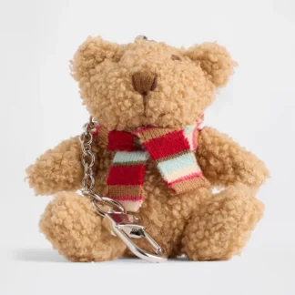 # **GAP BRANNAN BEAR SCARF BAG CHARM** ## DESCRIPCIÓN CORTA El **GAP Brannan Bear Scarf Bag Charm** es un adorable accesorio inspirado en el icónico osito Brannan de GAP. Su diseño con una pequeña bufanda aporta un toque acogedor y original, perfecto para personalizar carteras, bolsos y mochilas con el estilo casual y auténtico de la marca. ## COPY PARA INSTAGRAM / REEL **Un osito, una bufandita y demasiado encanto. 🧸✨** El Brannan Bear de GAP llega en versión charm para acompañar tus carteras y mochilas favoritas. 🧸 El icónico osito Brannan 🧣 Detalle de bufanda ✨ Estilo GAP 👜 Ideal para personalizar tus accesorios Un pequeño detalle que transforma cualquier bolso y le da ese toque divertido que nos encanta. 🤎 ## DESCRIPCIÓN LARGA SEO El **GAP Brannan Bear Scarf Bag Charm** es un accesorio decorativo inspirado en el emblemático osito Brannan, uno de los personajes más reconocibles de GAP. Su diseño incorpora al osito acompañado de una bufanda, creando una estética tierna y acogedora que combina con el estilo casual característico de la marca. Este charm es ideal para darle personalidad a tus accesorios favoritos. Puedes colocarlo en una cartera, bolso o mochila para añadir un detalle original y distintivo a tus looks cotidianos. Gracias a su diseño inspirado en el universo GAP, también es una excelente alternativa para regalar a quienes disfrutan de los accesorios originales y de los pequeños detalles que hacen especial un outfit. Encuentra accesorios con estilo en **Trendstore Chile**. ## CARACTERÍSTICAS - Marca: **GAP** - Modelo: **Brannan Bear Scarf Bag Charm** - Diseño del icónico osito Brannan. - Detalle decorativo de bufanda. - Estilo casual y acogedor. - Accesorio para carteras, bolsos y mochilas. - Ideal para personalizar tus accesorios. - Opción de regalo para fanáticos de GAP. ## MATERIALES / COMPOSICIÓN No especificados en la información proporcionada. ## MEDIDAS No especificadas en la información proporcionada. ## COLOR No especificado en la información proporcionada. ## MODELO **Brannan Bear Scarf Bag Charm** ## PÚBLICO Unisex. ## DISPONIBILIDAD Disponible en **Trendstore Chile**, según disponibilidad de stock. ## SEO PARA IMÁGENES 1. GAP Brannan Bear Scarf Bag Charm 2. charm osito GAP con bufanda 3. GAP Brannan Bear accesorio para cartera 4. llavero osito GAP Brannan Bear 5. charm GAP para mochila 6. accesorio GAP osito con bufanda 7. GAP Bear Bag Charm original 8. accesorio decorativo GAP para bolso 9. Brannan Bear Scarf Charm Chile 10. accesorio GAP original Trendstore Chile ## PALABRAS CLAVE SEO GAP Brannan Bear, Brannan Bear Scarf Bag Charm, charm GAP, osito GAP con bufanda, llavero osito GAP, accesorio GAP para cartera, charm para mochila, GAP Bear Charm, accesorio GAP original, Trendstore Chile. ## META DESCRIPTION Dale un toque especial a tus accesorios con el GAP Brannan Bear Scarf Bag Charm. El adorable osito Brannan con bufanda es ideal para carteras, bolsos y mochilas.