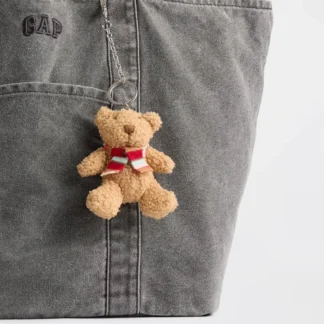 # **GAP BRANNAN BEAR SCARF BAG CHARM** ## DESCRIPCIÓN CORTA El **GAP Brannan Bear Scarf Bag Charm** es un adorable accesorio inspirado en el icónico osito Brannan de GAP. Su diseño con una pequeña bufanda aporta un toque acogedor y original, perfecto para personalizar carteras, bolsos y mochilas con el estilo casual y auténtico de la marca. ## COPY PARA INSTAGRAM / REEL **Un osito, una bufandita y demasiado encanto. 🧸✨** El Brannan Bear de GAP llega en versión charm para acompañar tus carteras y mochilas favoritas. 🧸 El icónico osito Brannan 🧣 Detalle de bufanda ✨ Estilo GAP 👜 Ideal para personalizar tus accesorios Un pequeño detalle que transforma cualquier bolso y le da ese toque divertido que nos encanta. 🤎 ## DESCRIPCIÓN LARGA SEO El **GAP Brannan Bear Scarf Bag Charm** es un accesorio decorativo inspirado en el emblemático osito Brannan, uno de los personajes más reconocibles de GAP. Su diseño incorpora al osito acompañado de una bufanda, creando una estética tierna y acogedora que combina con el estilo casual característico de la marca. Este charm es ideal para darle personalidad a tus accesorios favoritos. Puedes colocarlo en una cartera, bolso o mochila para añadir un detalle original y distintivo a tus looks cotidianos. Gracias a su diseño inspirado en el universo GAP, también es una excelente alternativa para regalar a quienes disfrutan de los accesorios originales y de los pequeños detalles que hacen especial un outfit. Encuentra accesorios con estilo en **Trendstore Chile**. ## CARACTERÍSTICAS - Marca: **GAP** - Modelo: **Brannan Bear Scarf Bag Charm** - Diseño del icónico osito Brannan. - Detalle decorativo de bufanda. - Estilo casual y acogedor. - Accesorio para carteras, bolsos y mochilas. - Ideal para personalizar tus accesorios. - Opción de regalo para fanáticos de GAP. ## MATERIALES / COMPOSICIÓN No especificados en la información proporcionada. ## MEDIDAS No especificadas en la información proporcionada. ## COLOR No especificado en la información proporcionada. ## MODELO **Brannan Bear Scarf Bag Charm** ## PÚBLICO Unisex. ## DISPONIBILIDAD Disponible en **Trendstore Chile**, según disponibilidad de stock. ## SEO PARA IMÁGENES 1. GAP Brannan Bear Scarf Bag Charm 2. charm osito GAP con bufanda 3. GAP Brannan Bear accesorio para cartera 4. llavero osito GAP Brannan Bear 5. charm GAP para mochila 6. accesorio GAP osito con bufanda 7. GAP Bear Bag Charm original 8. accesorio decorativo GAP para bolso 9. Brannan Bear Scarf Charm Chile 10. accesorio GAP original Trendstore Chile ## PALABRAS CLAVE SEO GAP Brannan Bear, Brannan Bear Scarf Bag Charm, charm GAP, osito GAP con bufanda, llavero osito GAP, accesorio GAP para cartera, charm para mochila, GAP Bear Charm, accesorio GAP original, Trendstore Chile. ## META DESCRIPTION Dale un toque especial a tus accesorios con el GAP Brannan Bear Scarf Bag Charm. El adorable osito Brannan con bufanda es ideal para carteras, bolsos y mochilas.