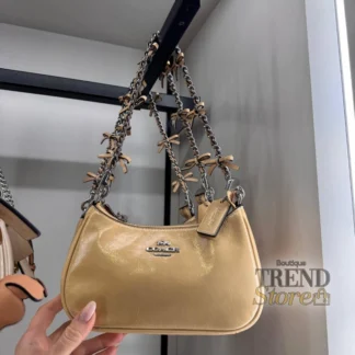 Coach Teri Shoulder Bag With Bows Silver Light Sand cartera Coach Teri con lazos cartera Coach Light Sand mujer Coach Teri Shoulder Bag CET65 cartera Coach de cuero arrugado brillante cartera Coach con herrajes plateados cartera Coach pequeña con lazos cartera Coach para llevar al hombro cartera Coach crossbody original cartera Coach original Trendstore Chile PALABRAS CLAVE SEO Coach Teri Shoulder Bag With Bows, Coach CET65, cartera Coach con lazos, cartera Coach Teri, cartera Coach Light Sand, cartera Coach beige, cartera Coach de cuero, Coach shoulder bag, cartera Coach crossbody, cartera Coach mujer, Coach original Chile, Trendstore Chile. META DESCRIPTION Cartera Coach Teri Shoulder Bag With Bows CET65 en Light Sand con herrajes plateados. Cuero brillante, lazos decorativos y correa desmontable para llevar al hombro o crossbody.